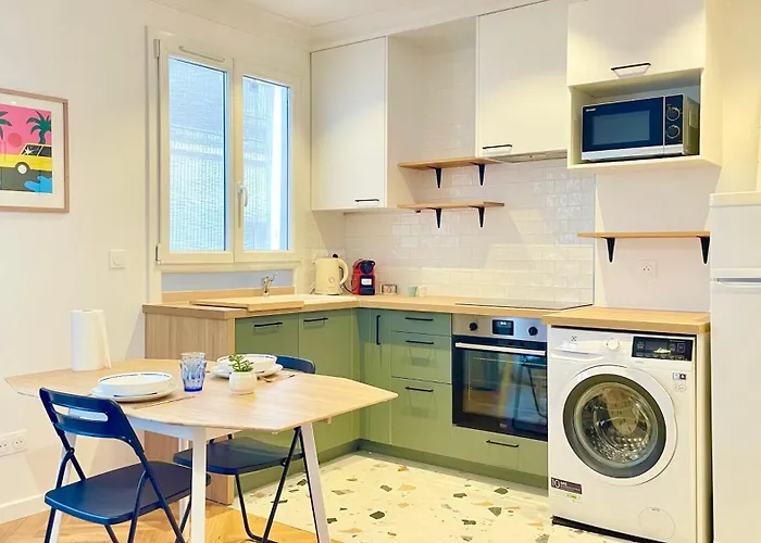 Justine Suite, Place De La Republique